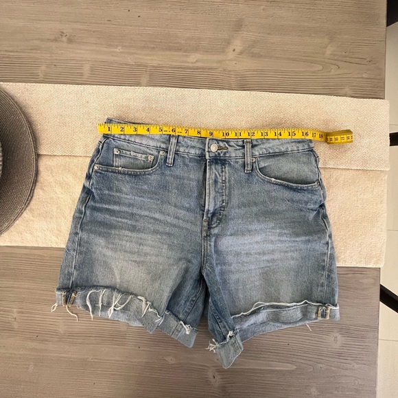 Free Assembly- roller cuff Jean shorts in color light wash size 10 - Picture 5 of 6